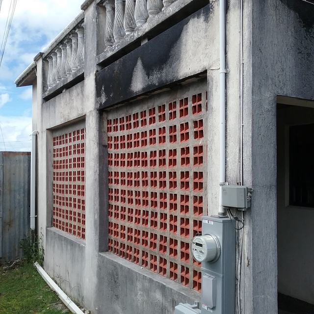 Side wall with breeze-block panel